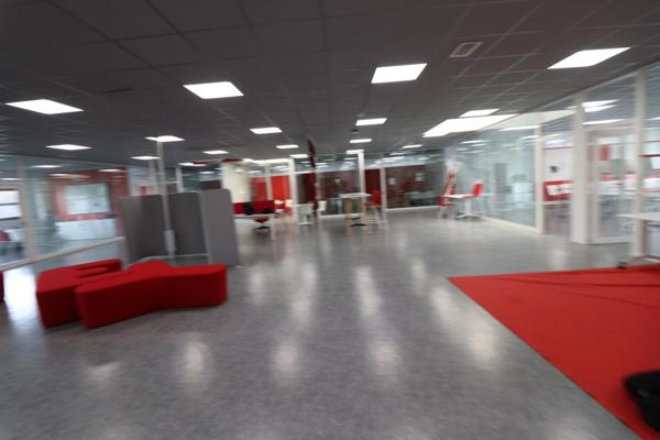 BATIMENT DE 800M² DE BUREAUX SUR 3200M² DE PARKING A 5 MIN ROCHEFORT 30 MIN LA ROHELLE