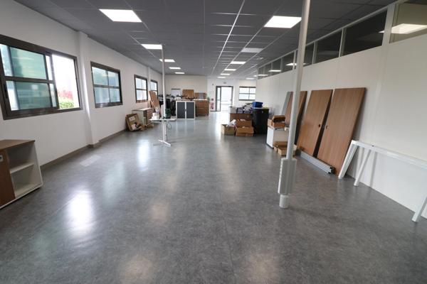 BATIMENT DE 800M² DE BUREAUX SUR 3200M² DE PARKING A 5 MIN ROCHEFORT 30 MIN LA ROHELLE
