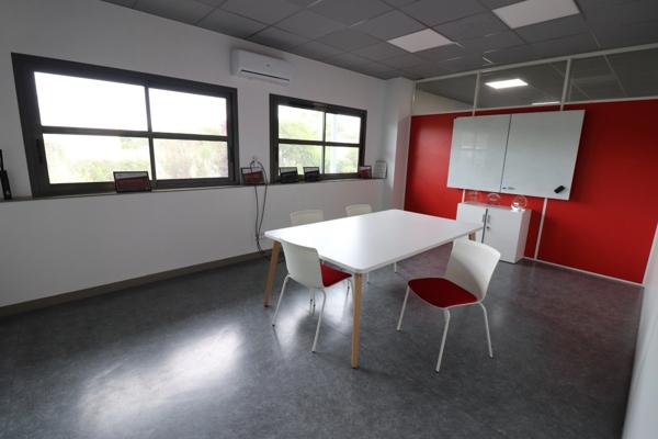 BATIMENT DE 800M² DE BUREAUX SUR 3200M² DE PARKING A 5 MIN ROCHEFORT 30 MIN LA ROHELLE