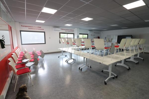 BATIMENT DE 800M² DE BUREAUX SUR 3200M² DE PARKING A 5 MIN ROCHEFORT 30 MIN LA ROHELLE