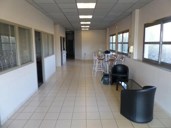 BATIMENT DE 800M² DE BUREAUX SUR 3200M² DE PARKING A 5 MIN ROCHEFORT 30 MIN LA ROHELLE