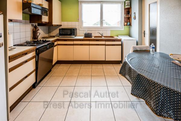 Brest (29200) Pascal Autret vous présente cet appartement de 81 m² avec cave et garage