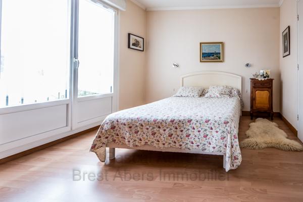 Brest (29200) Pascal Autret vous présente cet appartement de 81 m² avec cave et garage