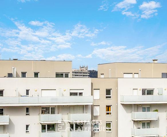 Duplex et terrasse plein ciel avec vue dégagée