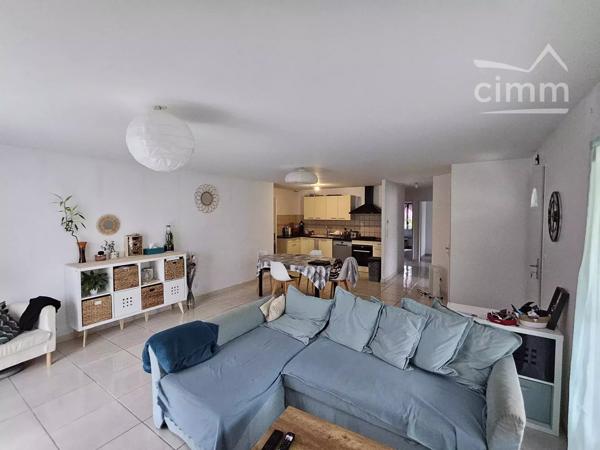 Maison de plain-pied de type V, toutes commodités à proximité. Jardin clos de 414m². Garage attenant.
