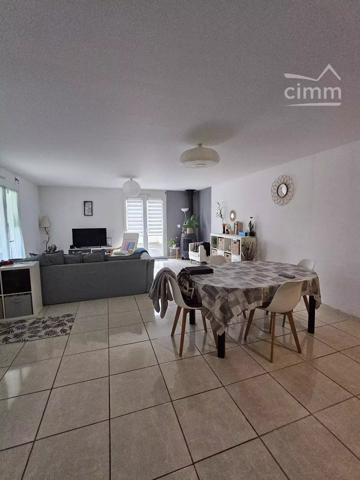 Maison de plain-pied de type V, toutes commodités à proximité. Jardin clos de 414m². Garage attenant.