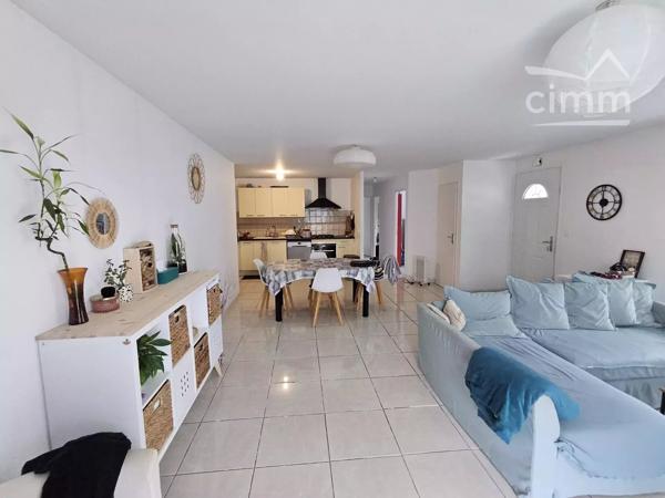Maison de plain-pied de type V, toutes commodités à proximité. Jardin clos de 414m². Garage attenant.