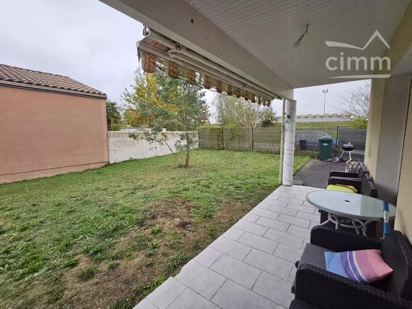 Maison de plain-pied de type V, toutes commodités à proximité. Jardin clos de 414m². Garage attenant.