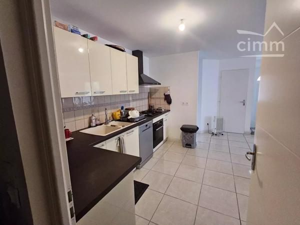 Maison de plain-pied de type V, toutes commodités à proximité. Jardin clos de 414m². Garage attenant.