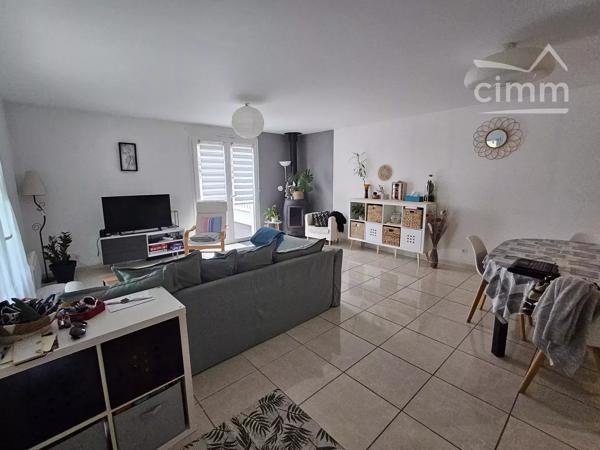 Maison de plain-pied de type V, toutes commodités à proximité. Jardin clos de 414m². Garage attenant.