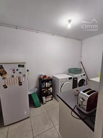 Maison de plain-pied de type V, toutes commodités à proximité. Jardin clos de 414m². Garage attenant.