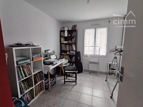 Maison de plain-pied de type V, toutes commodités à proximité. Jardin clos de 414m². Garage attenant.