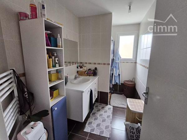 Maison de plain-pied de type V, toutes commodités à proximité. Jardin clos de 414m². Garage attenant.