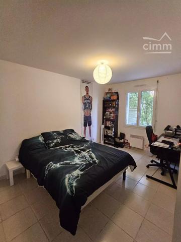 Maison de plain-pied de type V, toutes commodités à proximité. Jardin clos de 414m². Garage attenant.