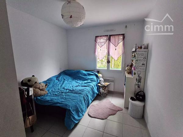 Maison de plain-pied de type V, toutes commodités à proximité. Jardin clos de 414m². Garage attenant.