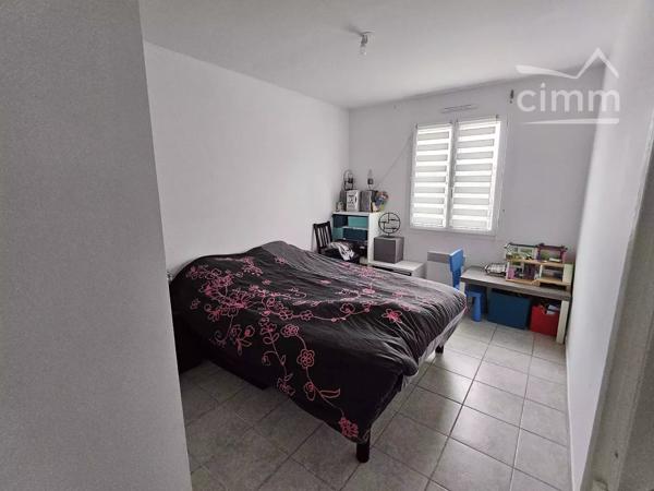 Maison de plain-pied de type V, toutes commodités à proximité. Jardin clos de 414m². Garage attenant.