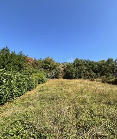 Terrain constructible de 1272 m² non viabilisé à Bourret