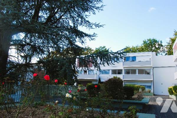 GARCHES BURES - Dans une résidence au calme un deux pièces au 1er étage avec balcon, cave, parking