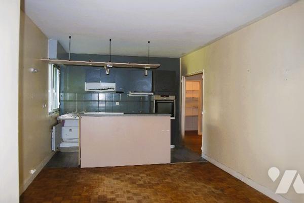 GARCHES BURES - Dans une résidence au calme un deux pièces au 1er étage avec balcon, cave, parking