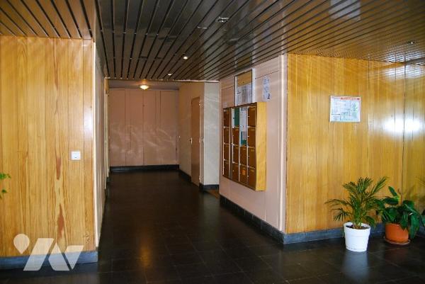 GARCHES BURES - Dans une résidence au calme un deux pièces au 1er étage avec balcon, cave, parking