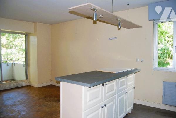 GARCHES BURES - Dans une résidence au calme un deux pièces au 1er étage avec balcon, cave, parking