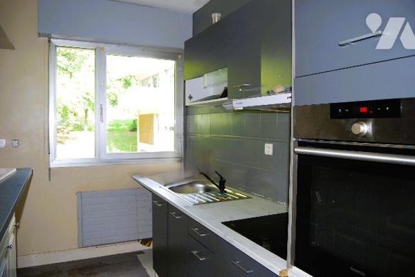 GARCHES BURES - Dans une résidence au calme un deux pièces au 1er étage avec balcon, cave, parking