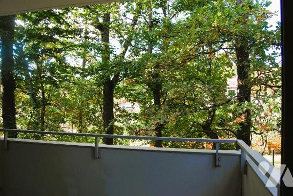 GARCHES BURES - Dans une résidence au calme un deux pièces au 1er étage avec balcon, cave, parking