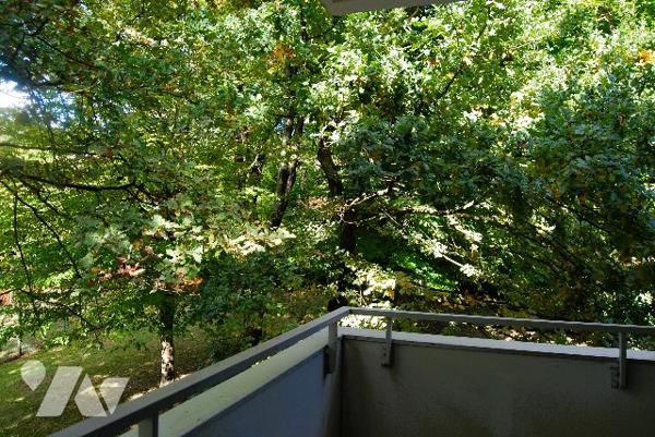 GARCHES BURES - Dans une résidence au calme un deux pièces au 1er étage avec balcon, cave, parking