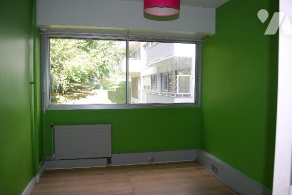 GARCHES BURES - Dans une résidence au calme un deux pièces au 1er étage avec balcon, cave, parking