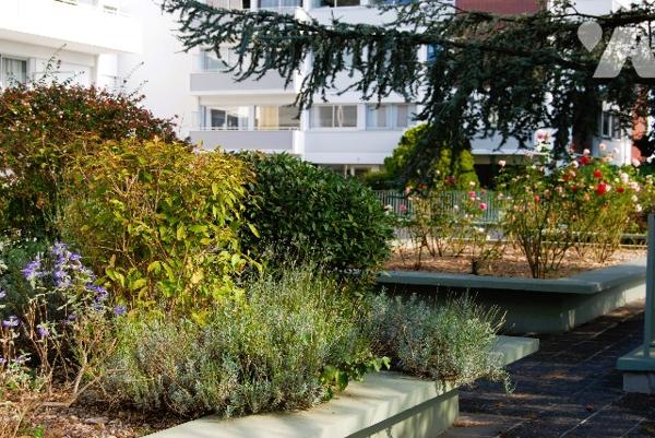 GARCHES BURES - Dans une résidence au calme un deux pièces au 1er étage avec balcon, cave, parking