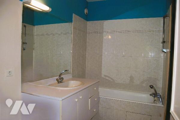 GARCHES BURES - Dans une résidence au calme un deux pièces au 1er étage avec balcon, cave, parking