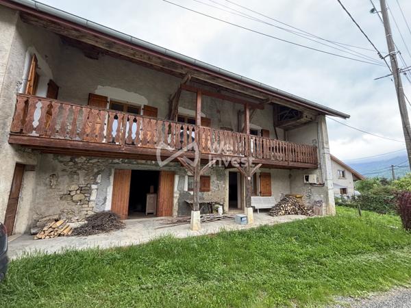 Bâtisse individuelle d'environ 218 m² habitables composée de 2 logements sur 2 560 m2 de terrain .