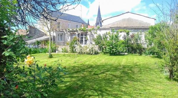 Maison atypique Le Puy-Notre-Dame