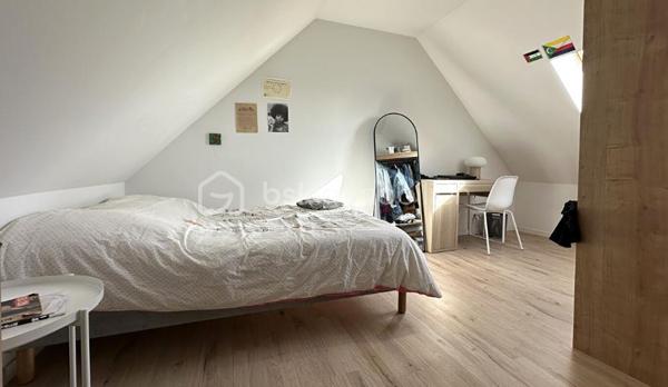 Coup de cœur assuré !

Située en impasse, dans un quartier calme et recherché de Quimper (Moulin Vert), venez découvrir cette charmante maison entièrement rénovée en 2021.
Idéalement exposée plein SUD, elle bénéficie d'une belle luminosité et d'une vue dégagée surplombant les toits quimpérois.

La maison non mitoyenne comprend :
• Rez-de-chaussée : une pièce de vie lumineuse avec poêle à granulés, une cuisine ouverte aménagée et équipée ainsi qu'un WC séparé.
• Niveau inférieur : une suite parentale avec accès direct à la terrasse, dressing et salle d'eau, ainsi qu'un cellier/buanderie.
• Étage : 2 chambres et une salle d'eau avec WC.

À l'extérieur, vous profiterez d'une large terrasse exposée plein SUD, agrémentée d'un jacuzzi, offrant une vue imprenable sur Quimper, ainsi que d'un petit garage.

Le tout sur une parcelle d'environ 350 m².

✅ Vous serez séduit par :

• Environnement calme et maison située en impasse
• Exposition plein SUD
• Vue dégagée 
• Maison rénovée
• Suite parentale 
• Aucun travaux à prévoir

✅ Points techniques :

• Rénovation complète en 2021
• Poêle à granulés
• Toiture en ardoises naturelles + crochet inox
• Double vitrage
• DPE : C
• Tout-à-l'égout