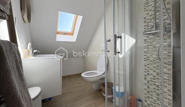 Coup de cœur assuré !

Située en impasse, dans un quartier calme et recherché de Quimper (Moulin Vert), venez découvrir cette charmante maison entièrement rénovée en 2021.
Idéalement exposée plein SUD, elle bénéficie d'une belle luminosité et d'une vue dégagée surplombant les toits quimpérois.

La maison non mitoyenne comprend :
• Rez-de-chaussée : une pièce de vie lumineuse avec poêle à granulés, une cuisine ouverte aménagée et équipée ainsi qu'un WC séparé.
• Niveau inférieur : une suite parentale avec accès direct à la terrasse, dressing et salle d'eau, ainsi qu'un cellier/buanderie.
• Étage : 2 chambres et une salle d'eau avec WC.

À l'extérieur, vous profiterez d'une large terrasse exposée plein SUD, agrémentée d'un jacuzzi, offrant une vue imprenable sur Quimper, ainsi que d'un petit garage.

Le tout sur une parcelle d'environ 350 m².

✅ Vous serez séduit par :

• Environnement calme et maison située en impasse
• Exposition plein SUD
• Vue dégagée 
• Maison rénovée
• Suite parentale 
• Aucun travaux à prévoir

✅ Points techniques :

• Rénovation complète en 2021
• Poêle à granulés
• Toiture en ardoises naturelles + crochet inox
• Double vitrage
• DPE : C
• Tout-à-l'égout