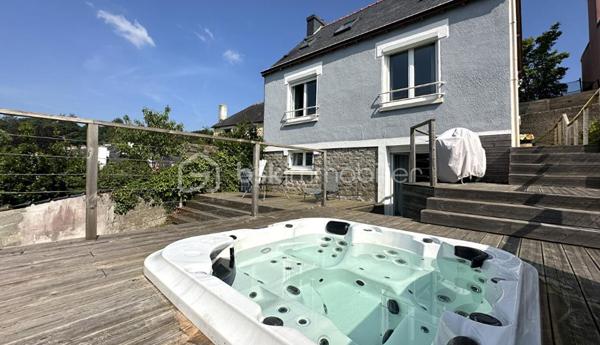 Coup de cœur assuré !

Située en impasse, dans un quartier calme et recherché de Quimper (Moulin Vert), venez découvrir cette charmante maison entièrement rénovée en 2021.
Idéalement exposée plein SUD, elle bénéficie d'une belle luminosité et d'une vue dégagée surplombant les toits quimpérois.

La maison non mitoyenne comprend :
• Rez-de-chaussée : une pièce de vie lumineuse avec poêle à granulés, une cuisine ouverte aménagée et équipée ainsi qu'un WC séparé.
• Niveau inférieur : une suite parentale avec accès direct à la terrasse, dressing et salle d'eau, ainsi qu'un cellier/buanderie.
• Étage : 2 chambres et une salle d'eau avec WC.

À l'extérieur, vous profiterez d'une large terrasse exposée plein SUD, agrémentée d'un jacuzzi, offrant une vue imprenable sur Quimper, ainsi que d'un petit garage.

Le tout sur une parcelle d'environ 350 m².

✅ Vous serez séduit par :

• Environnement calme et maison située en impasse
• Exposition plein SUD
• Vue dégagée 
• Maison rénovée
• Suite parentale 
• Aucun travaux à prévoir

✅ Points techniques :

• Rénovation complète en 2021
• Poêle à granulés
• Toiture en ardoises naturelles + crochet inox
• Double vitrage
• DPE : C
• Tout-à-l'égout