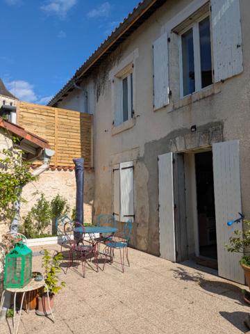 Charmante maison familiale avec jardin enchanteur au coeur de Montmoreau Montmoreau