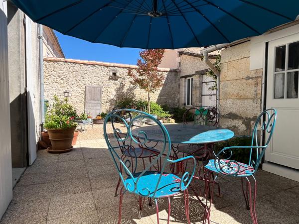 Charmante maison familiale avec jardin enchanteur au coeur de Montmoreau Montmoreau