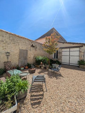 Charmante maison familiale avec jardin enchanteur au coeur de Montmoreau Montmoreau
