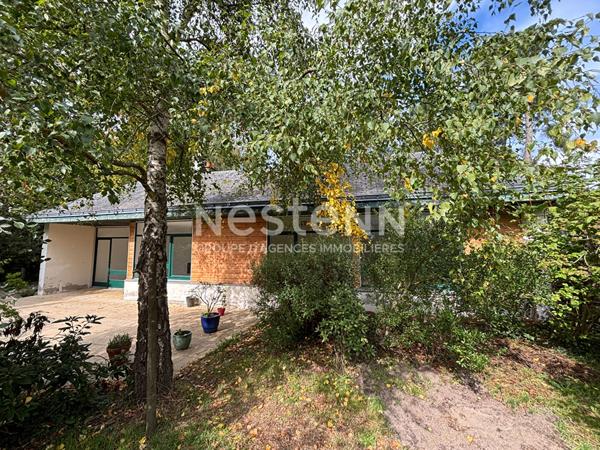 Maison style architecte des années 70 dans un cadre exceptionnel et lumineux.