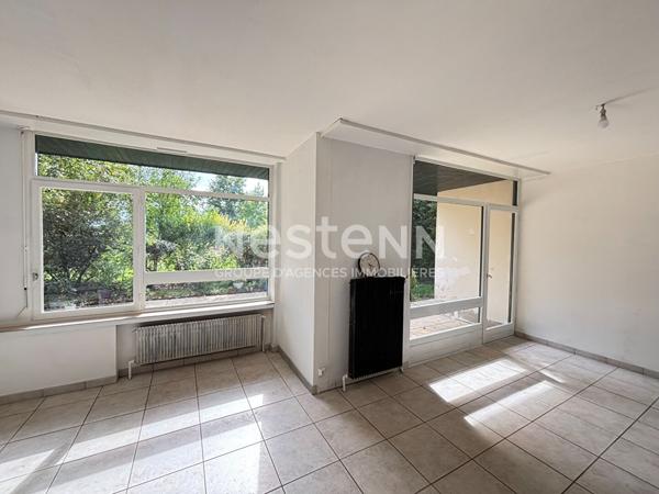 Maison style architecte des années 70 dans un cadre exceptionnel et lumineux.