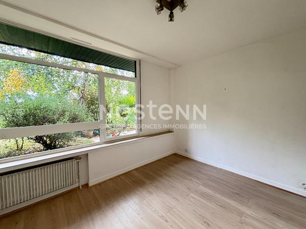 Maison style architecte des années 70 dans un cadre exceptionnel et lumineux.