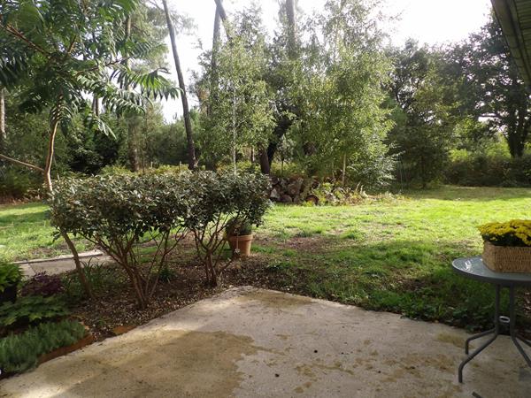 Maison style architecte des années 70 dans un cadre exceptionnel et lumineux.