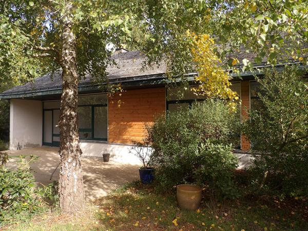 Maison style architecte des années 70 dans un cadre exceptionnel et lumineux.