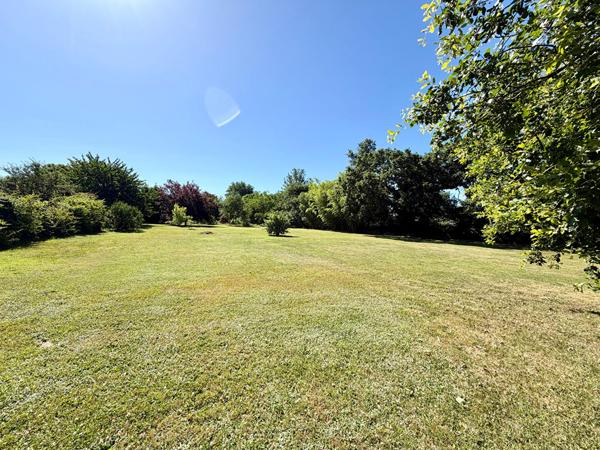Maison rénovée de 106 m² sur plus de 3 400 m² de terrain clos