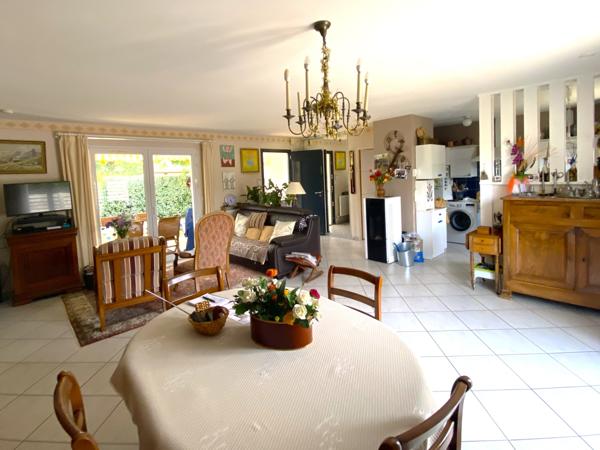 Maison contemporaine de 1996 dans un quartier calme de Lanton.