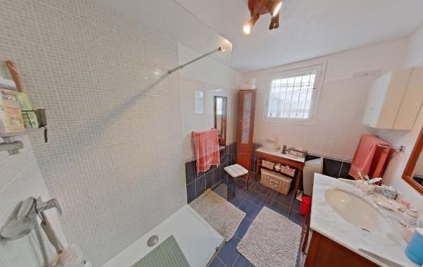 Vente Villa 3 faces de plain-pied rénové(e) Bessan   