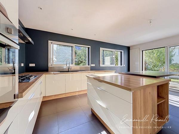 Élégante maison de 136 m² (144 m² au sol), avec vie de plain-pied et jardin. Quartier Sacré Coeur · Stade Becel · Vannes