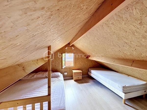CABOURG, Exclusivité, Parc Résidentiel de Loisirs CALIFORNIA PARK avec piscine chauffée, tennis et étang, chalet de 30,53 m² Loi CARREZ (47,85 m² au sol), offrant : séjour donnant sur terrasse exposée SUD avec pergola, cuisine ouverte aménagée et équipée, deux chambres, salle d'eau avec wc. A l'étage : chambre en mezzanine. Appentis. Parcelle d'environ 200m² avec jardin au calme. Parking privatif pour deux à trois véhicules. Organisez votre visite dès maintenant !