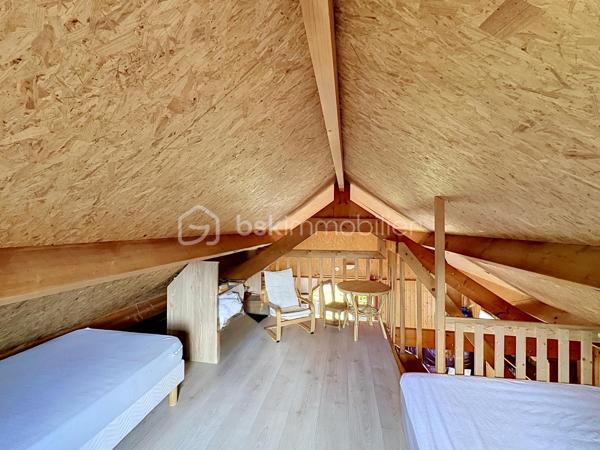 CABOURG, Exclusivité, Parc Résidentiel de Loisirs CALIFORNIA PARK avec piscine chauffée, tennis et étang, chalet de 30,53 m² Loi CARREZ (47,85 m² au sol), offrant : séjour donnant sur terrasse exposée SUD avec pergola, cuisine ouverte aménagée et équipée, deux chambres, salle d'eau avec wc. A l'étage : chambre en mezzanine. Appentis. Parcelle d'environ 200m² avec jardin au calme. Parking privatif pour deux à trois véhicules. Organisez votre visite dès maintenant !